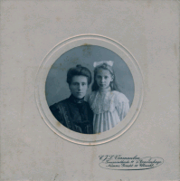 Rudolphina Gosewina Alida MG (1873-1966), echtgenote van Cornelis Frans Gijsberti  Hodenpijl (1865-1920) en  Lucie Rudophina Gijsberti Hodenpijl, (1898-onbekend)